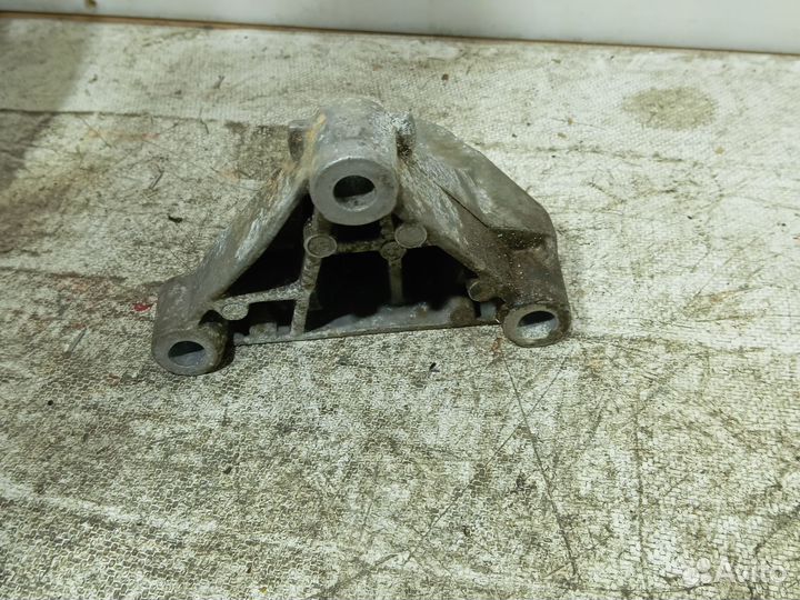 Кронштейн двигателя Renault Scenic 2