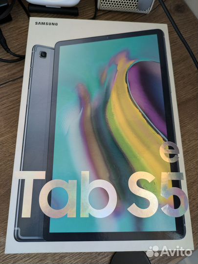 Планшет Samsung Galaxy Tab S5e + чехол клавиатура