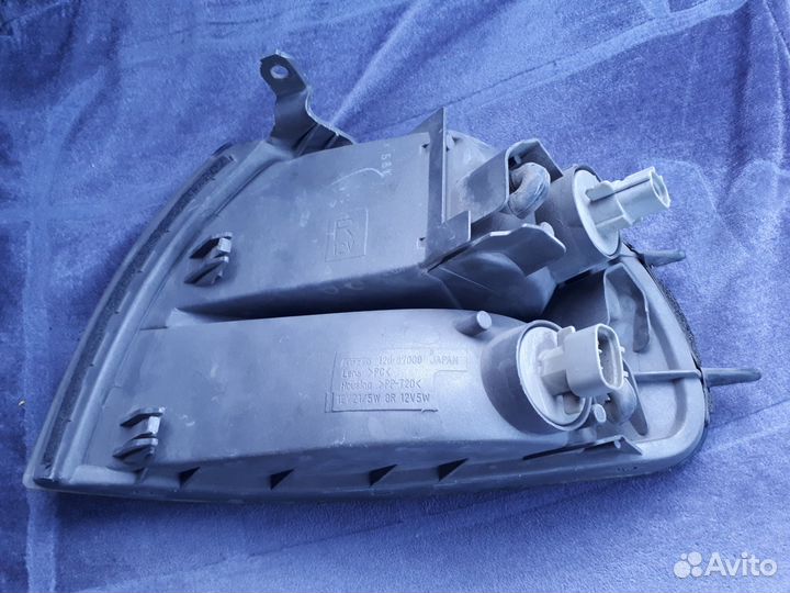 Габарит передний правый на MMC Delica