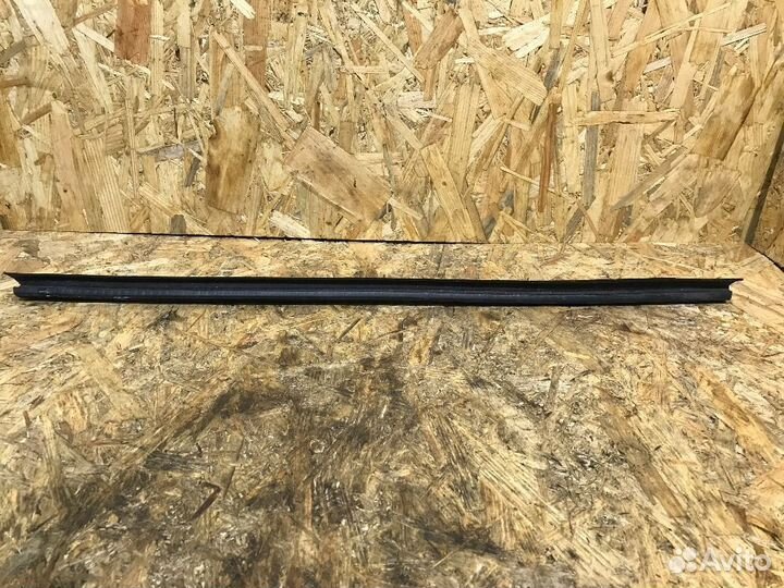 Накладка стекла двери задней левой Audi A4 B8