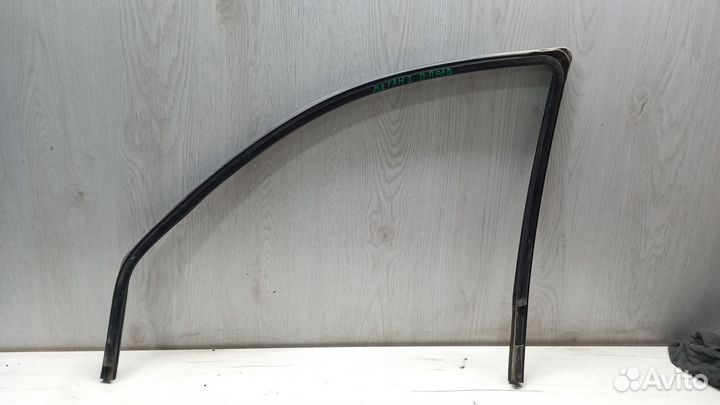 Уплотнитель стекла двери передний Renault Megane 1