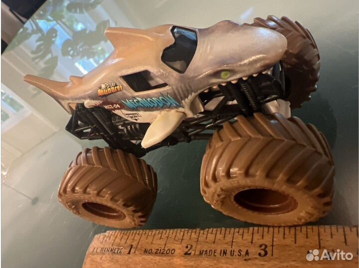 Машинка Монстр Джем Шарк