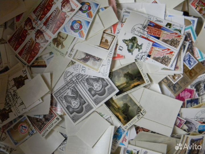 Почтовые марки мира и СССР в большой коробке