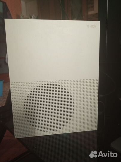 Продается Xbox One S на 1 Tb
