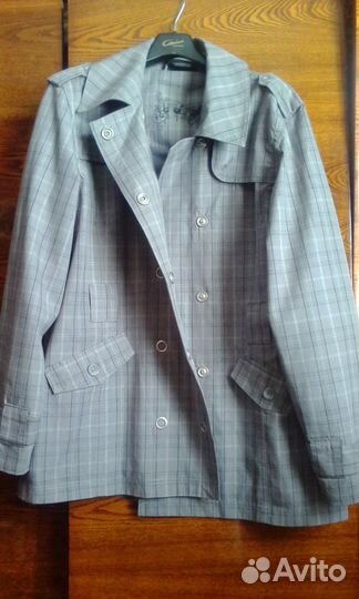 Женская куртка - ветровка