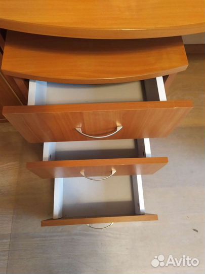 Письменный, компьютерный стол для школьников