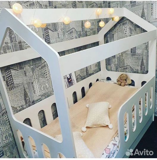 Кроватка-домик (цвет белый)