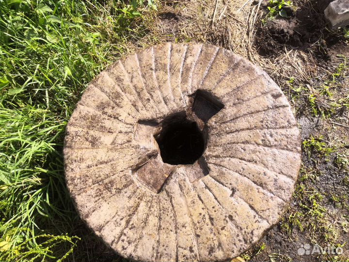 Старинный жернов 18го века