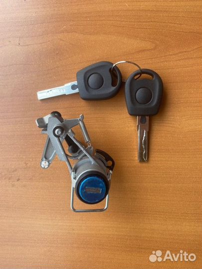 Личинка замка багажника Volkswagen Golf 4 2004