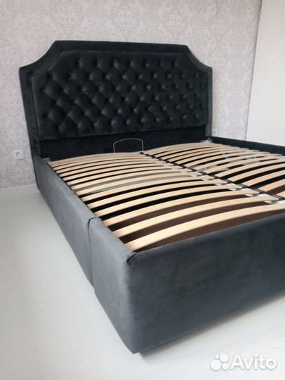Кровать с подъёмным механизмом и мягкой обивкой