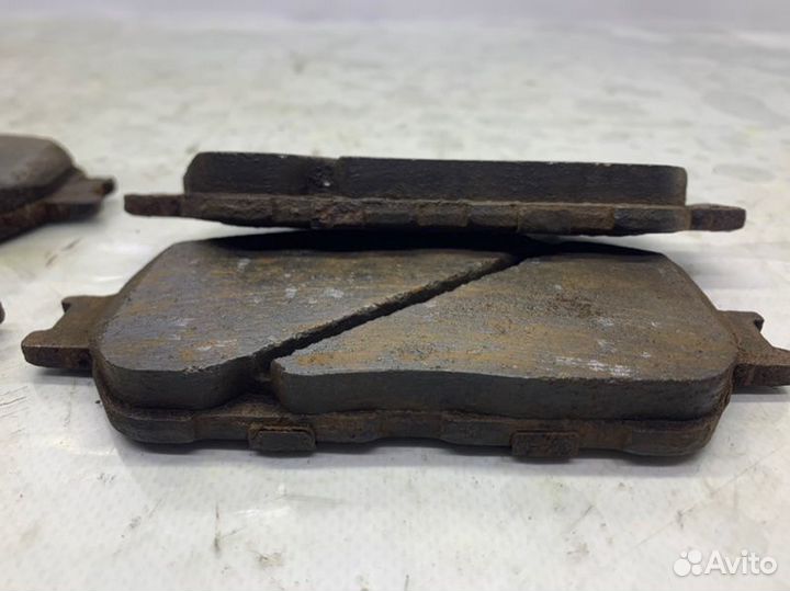 Тормозные колодки переднее Toyota Sienna 3.3 2005
