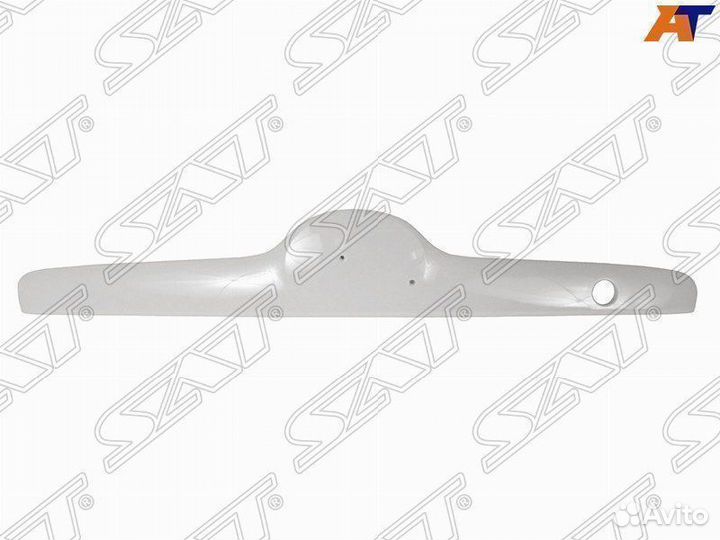 Молдинг крышки багажника toyota corolla белый