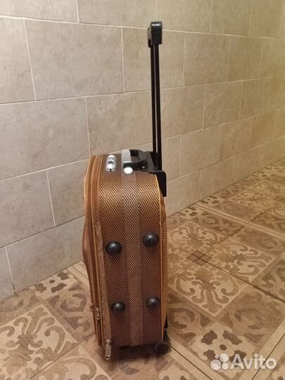 Чемодан на колесах размер s