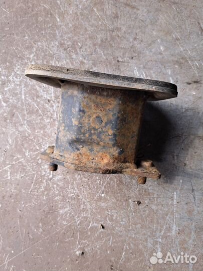 Кронштейн заднего усилителя BMW E60