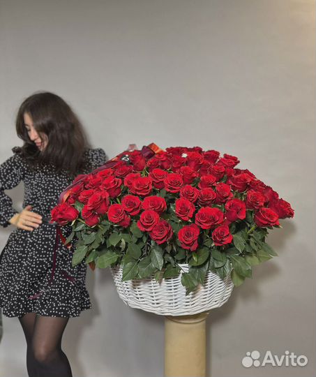 Композиция из 125 роз Explorer в корзине