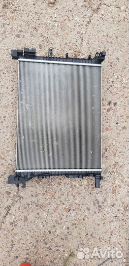 Продам радиатор охлаждения на рено аркану