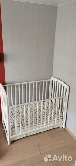 Детская кроватка с маятником