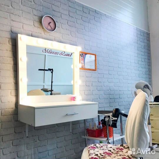 Гримерное зеркало с лампочками