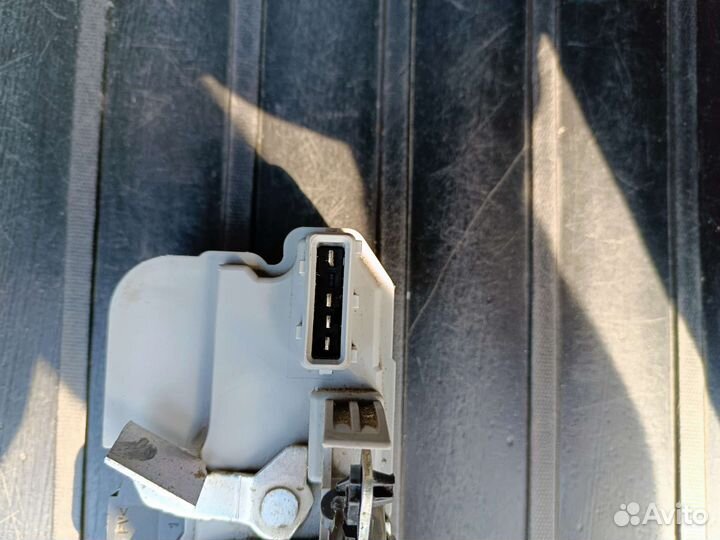 Замок задней правой двери Лада Гранта