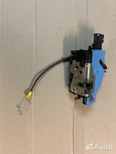 Замок задней правой двери Peugeot 207