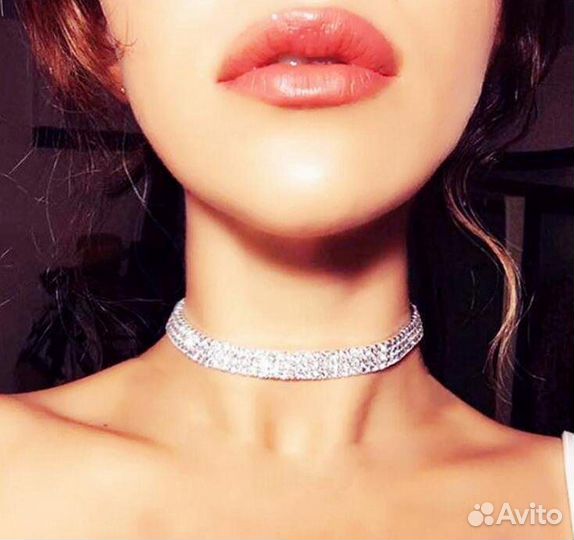 Чокер со стразами на кожаном ремешке