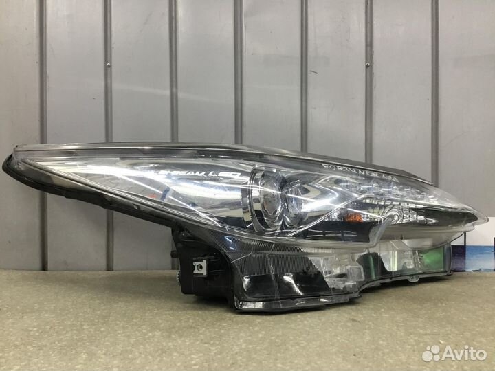Фара правая Toyota Fortuner 2015