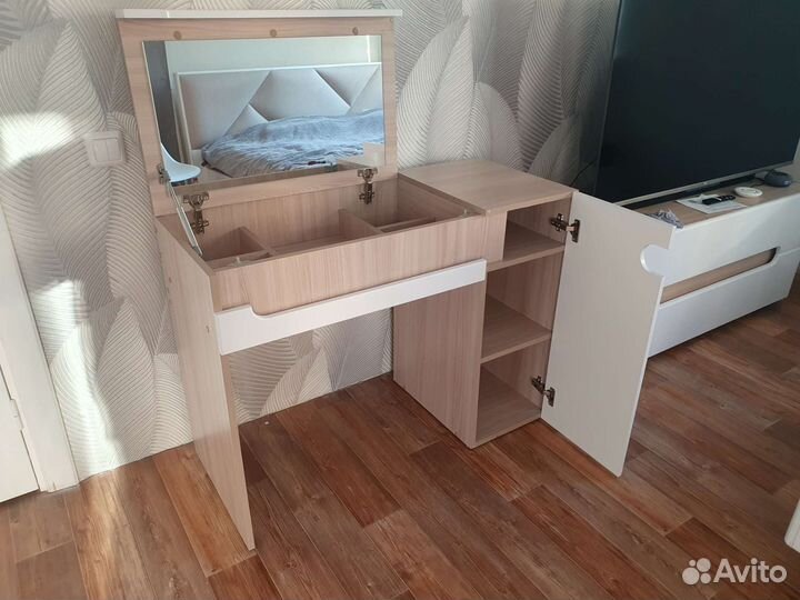 Туалетный столик с зеркалом