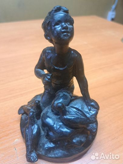 Мальчик и птицы чугун