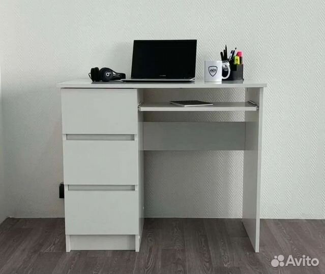 Стол письменный с ящиками