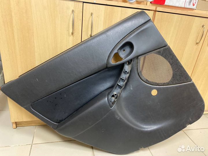 Обшивка двери задняя левая Ford Focus 1 хетчбек