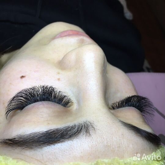 Наращивание ресниц и оформление бровей