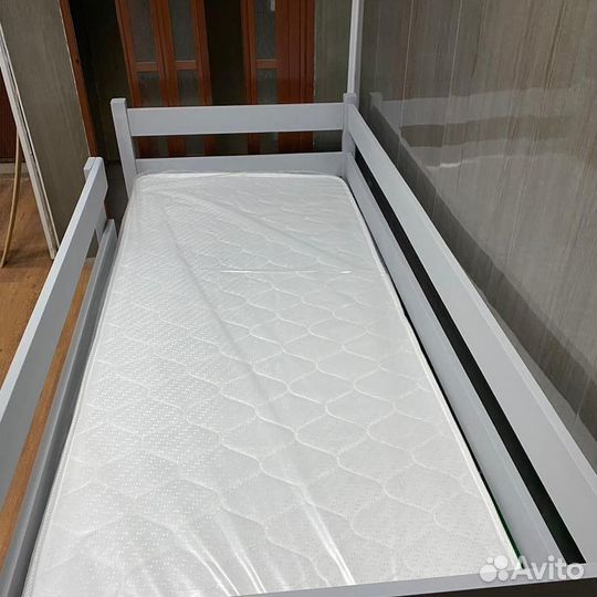 Детская кровать из натурального дерева