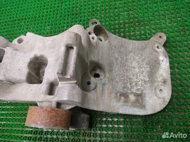 Кронштейн генератора Renault Logan 1 K4M 2010