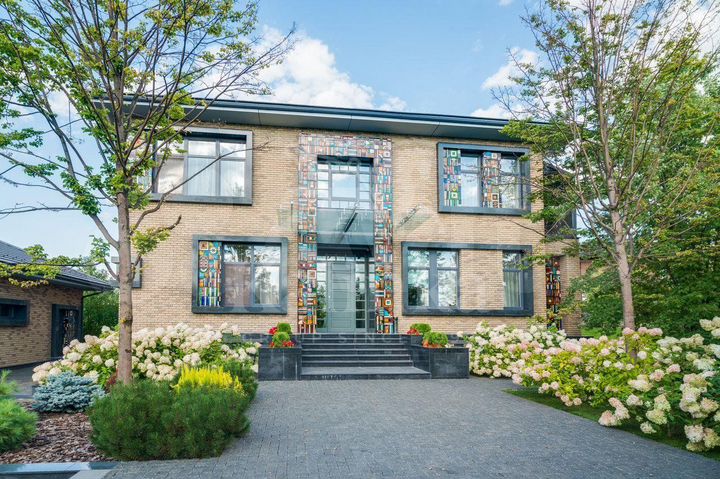 Дом 750 м² на участке 30 сот.