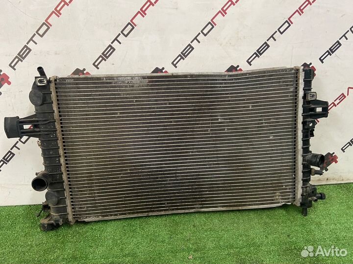 Радиатор охлаждения основной Opel Astra H 1.6