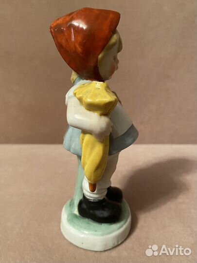 Фарфоровая статуэтка 