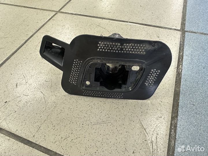 Кронштейн форсунки омывателя левый Volvo CX60