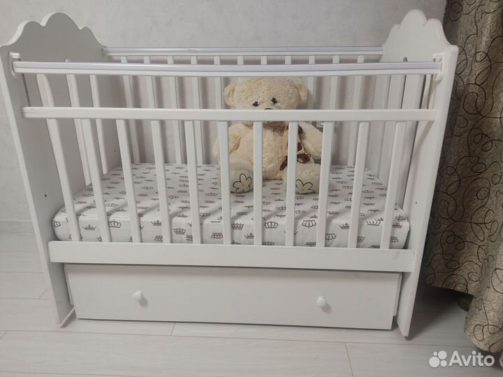 Детская кроватка с маятником и ящиком