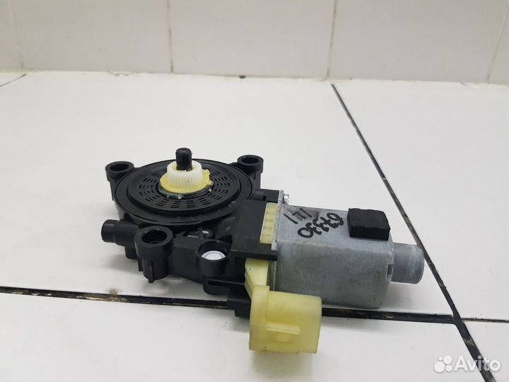 Моторчик стеклоподъемника задней левой двери