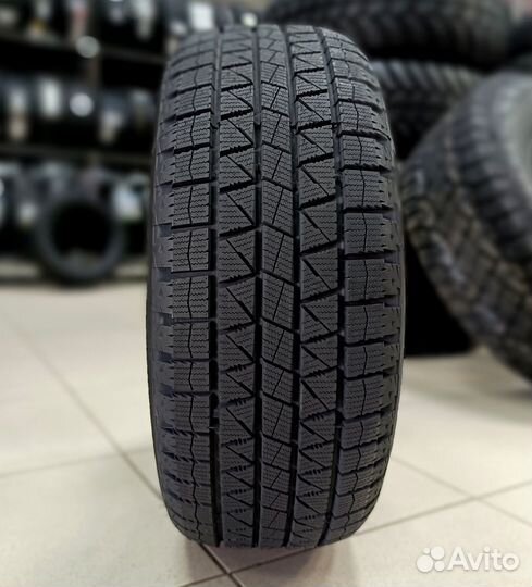 Royal Black Royal Ice 225/45 R17 94S