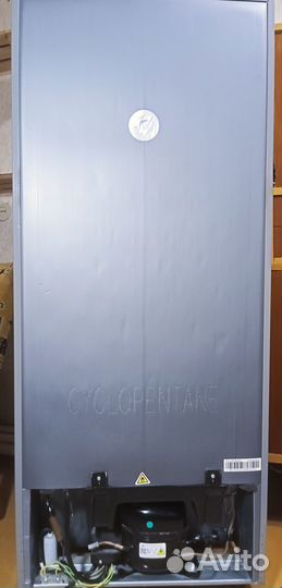 Холодильник с морозильником Hisense