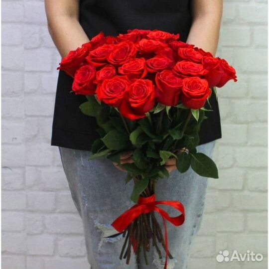 Шикарный букет из 25 красных роз с доставкой