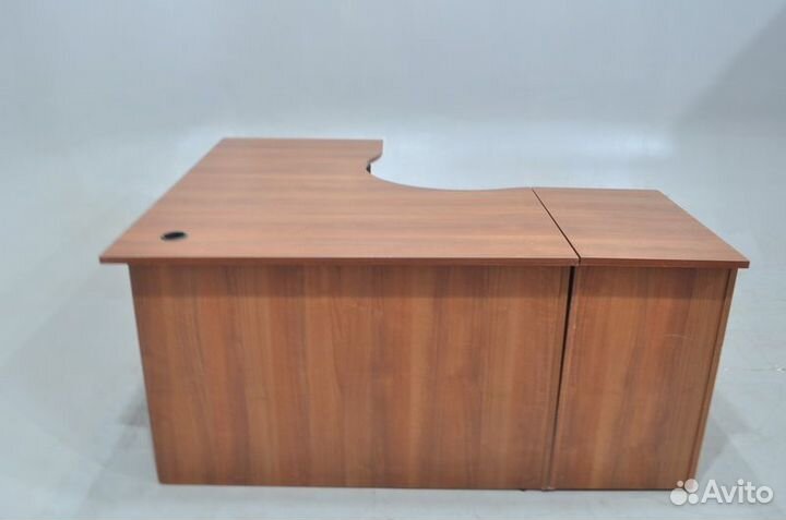 Стол офисный угловой с тумбой