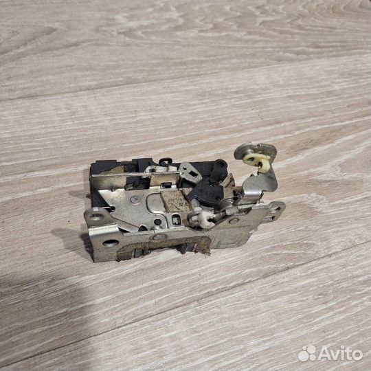 Замок двери передний правый Renault Logan 1