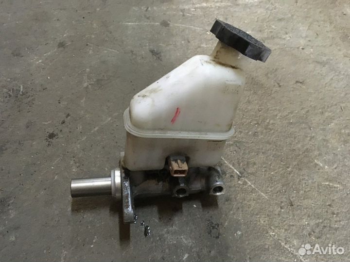 Главный тормозной цилиндр с бачком
