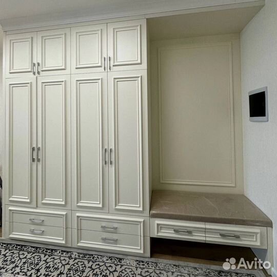 Шкаф в прихожую белый