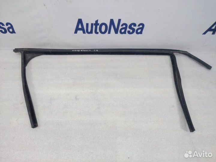 Уплотнитель стекла двери передний правый Ford