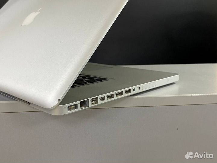 Ноутбук Apple Macbook Pro i7 / 8GB + SSD 240GB