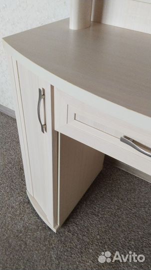 Туалетный столик с зеркалом