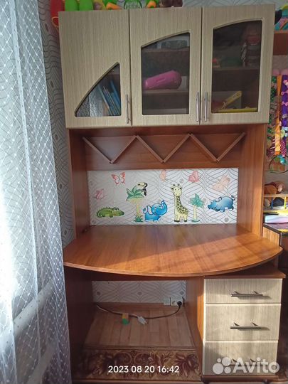 Детский письменный стол